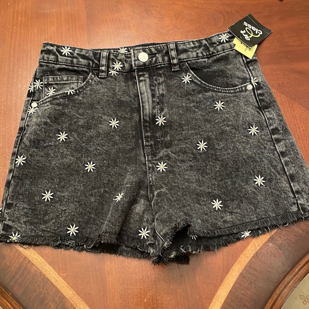 NWT Daisy shorts